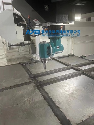 萬(wàn)能銑頭萬(wàn)向銑頭龍門(mén)加工中心圖片